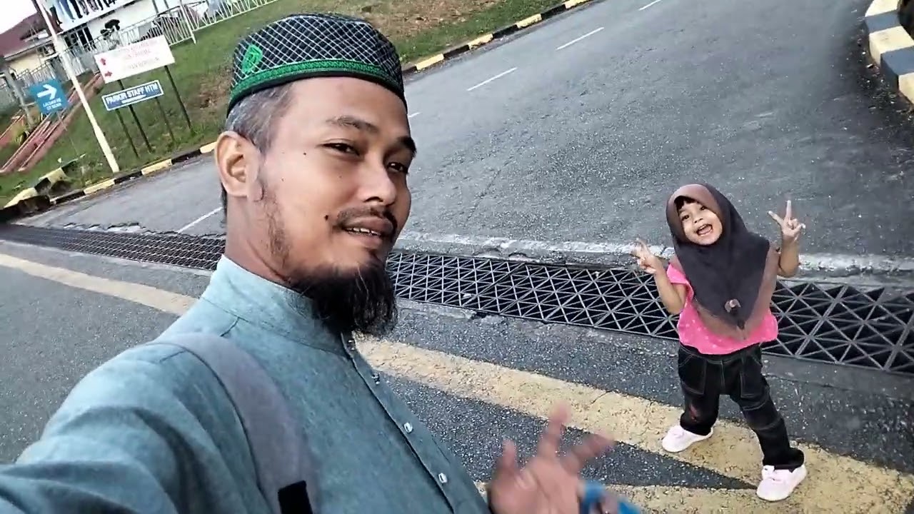 Ustaz Che Rusli melawat anak( Wafiq Aslam) dalam wad. Datang bersama kakak Syifaa Izzah.Doakan Aslam