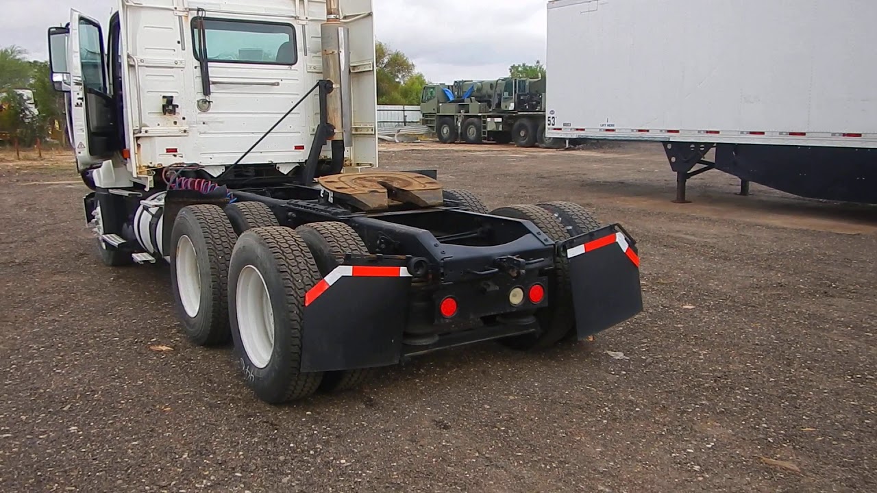 2006 Volvo VNL Daycab Cummins engine GM107402