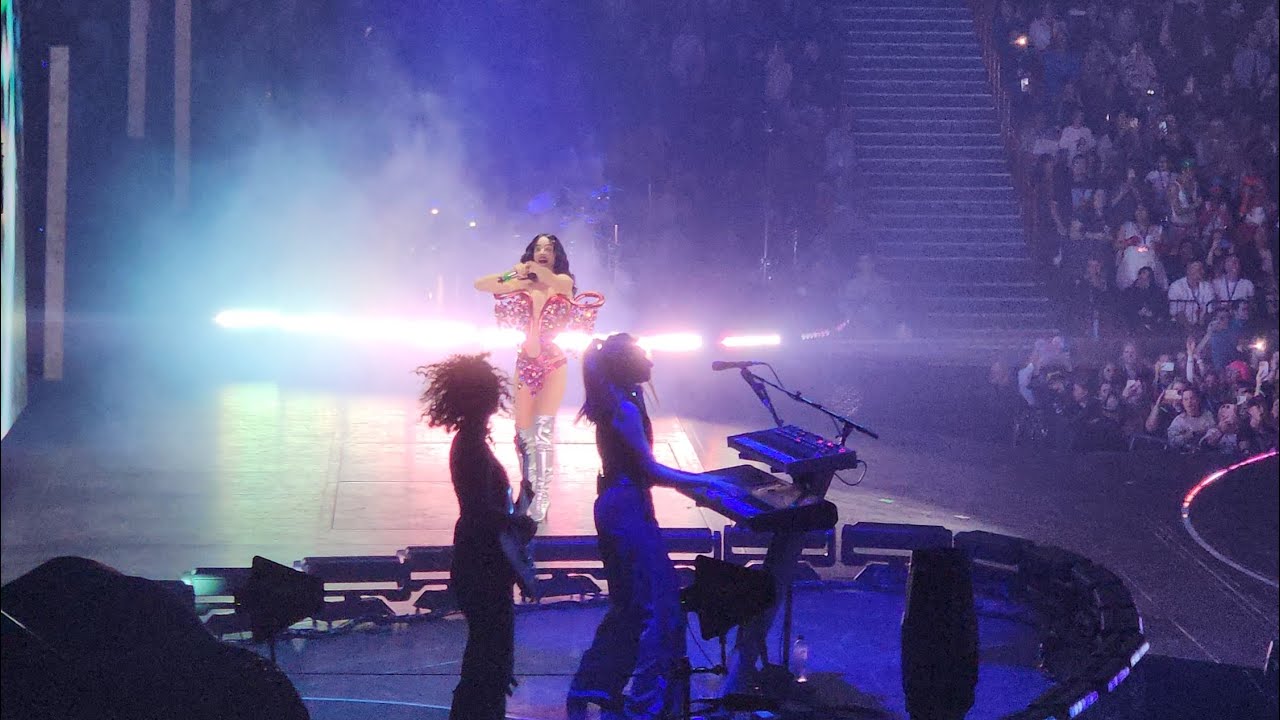 Katy Perry - Firework ( Portrait shot) - ( Lifetimes Concert World Tour 2025) @ Brisbane
