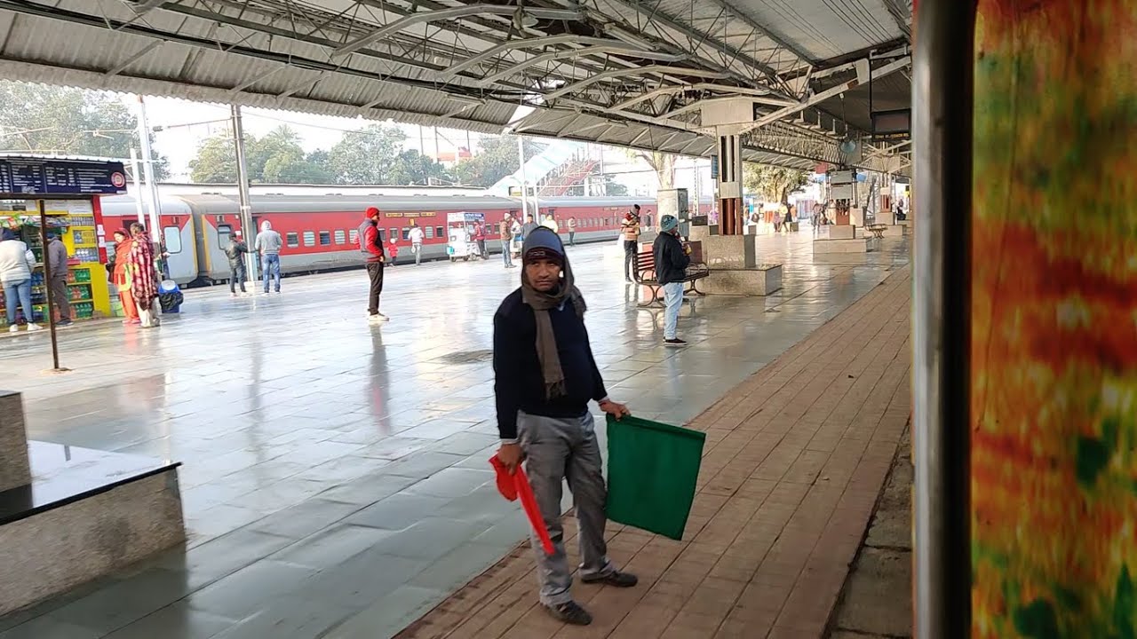 12227 Indore Duronto Express Crossing Nagda Junction Railway Station : Indian Railways