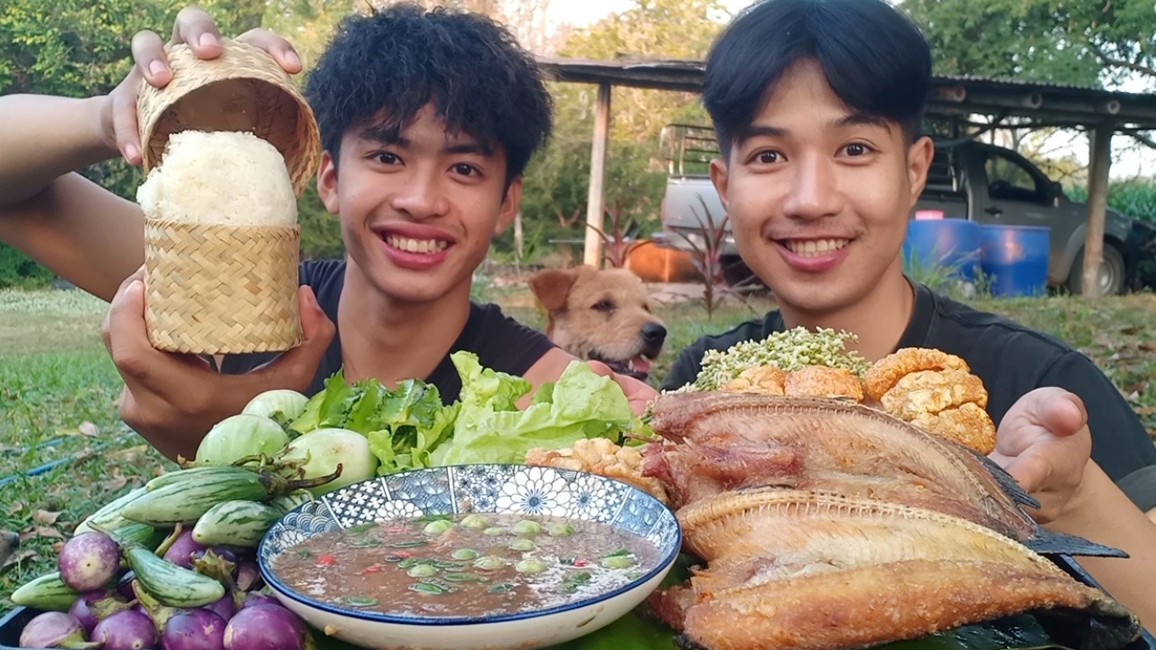 ปลาช่อนแดดเดียวทอดหอมๆ กินกับนํ้าพริกกะปิผักสดมาเด้อครับ.