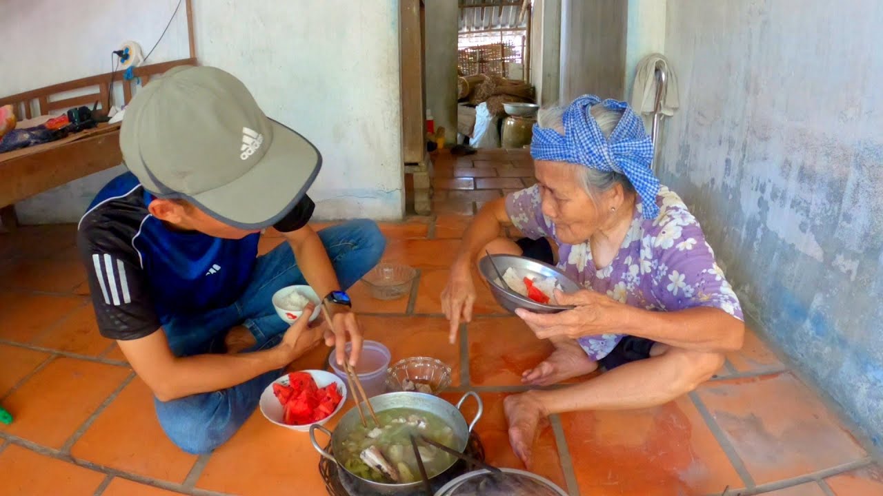 Bữa cảm đạm bạc cùng với cụ bà neo đơn, Ngoại kim vui tính bắt ăn hết mới cho về