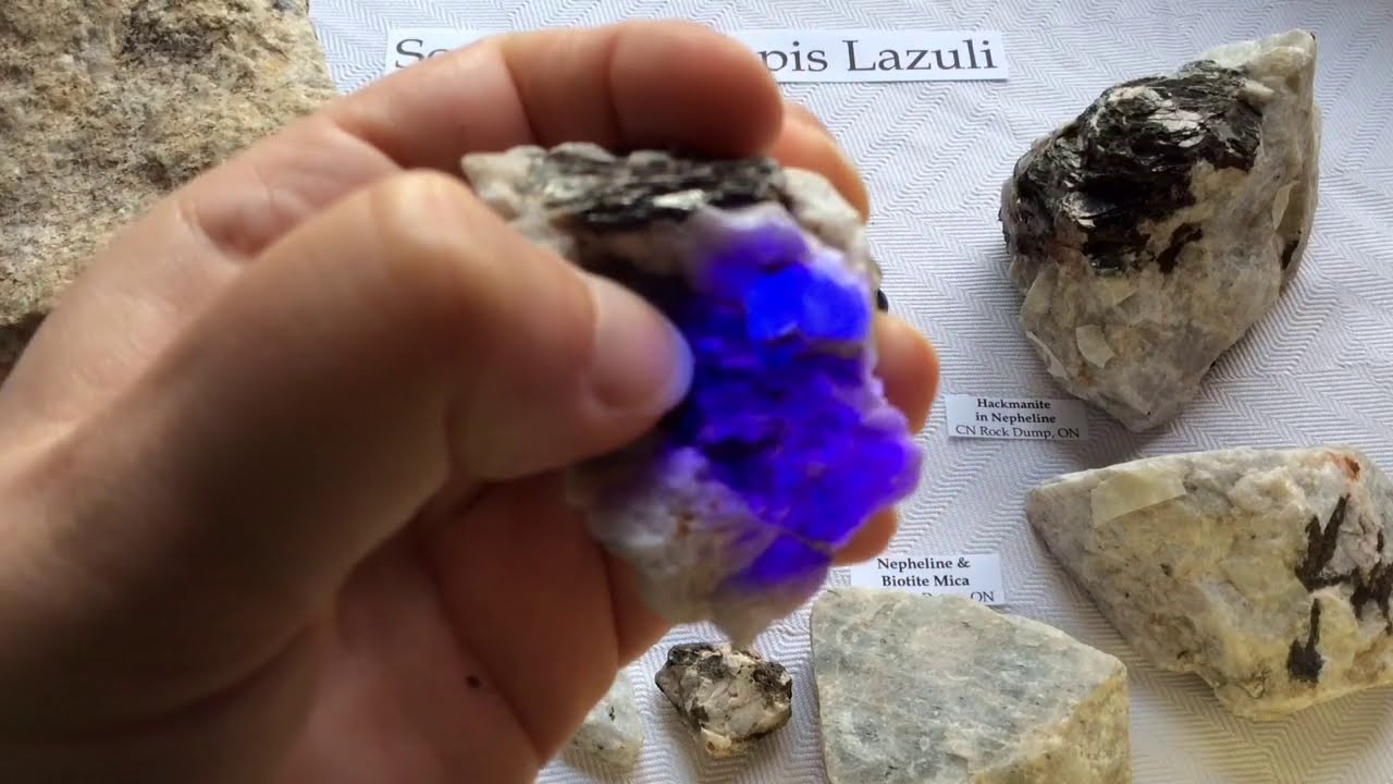 Crystal & Mineral Education: SODALITE V.S. LAPIS LAZULI 💙