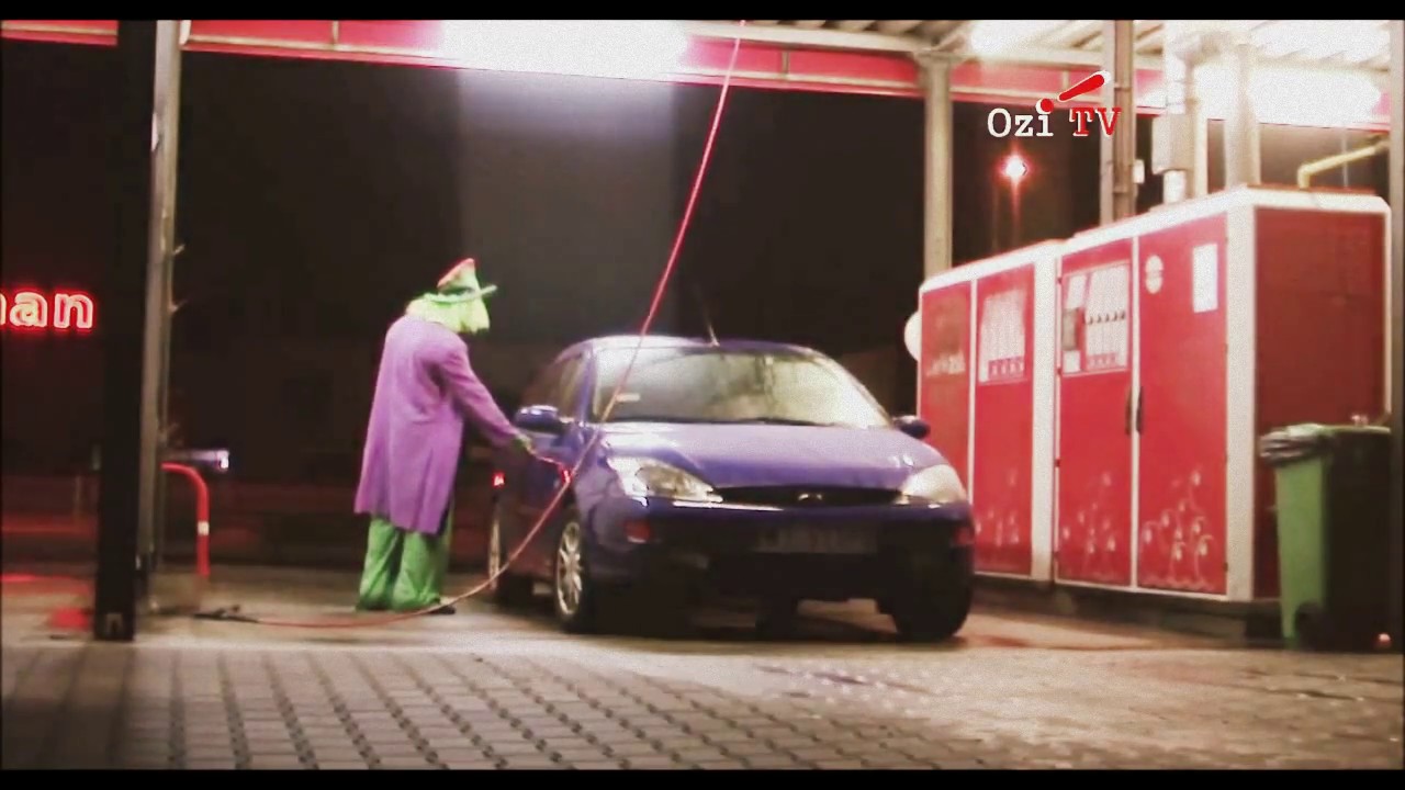 Klaun na myjni samochodowej....POLSKA ... i sama dziewczyna ... CLOWN - POLAND