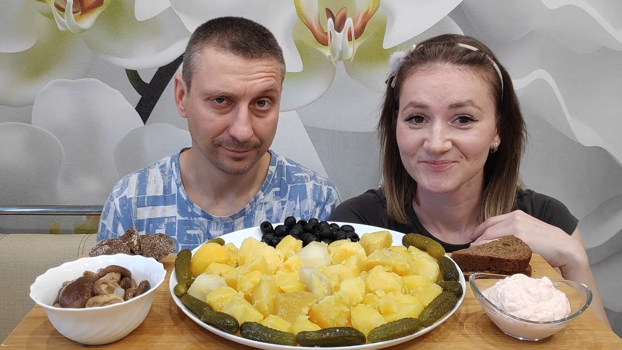 ОПЯТЬ БЕСИТ 👿 МУКБАНГ КАРТОШКА С ОГУРЧИКАМИ И ГРИБОЧКАМИ | MUKBANG POTATOES WITH CUCUMBERS MUSHROOMS