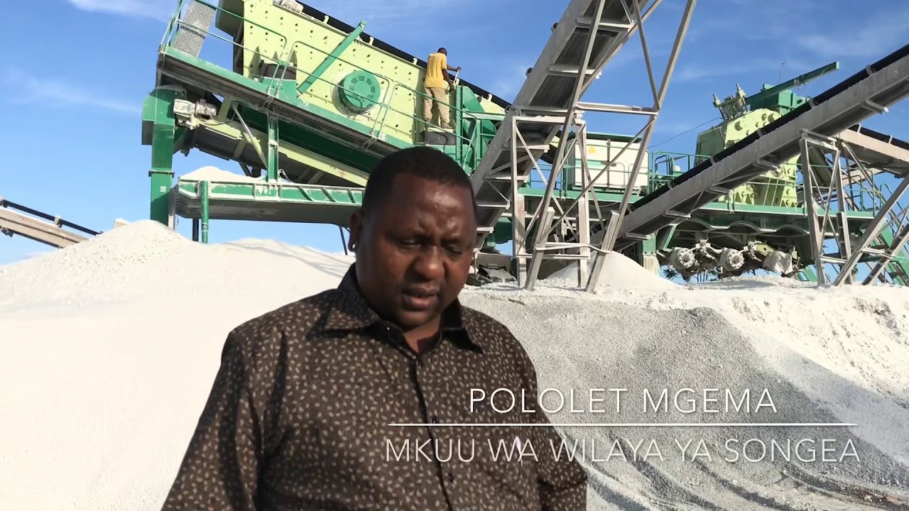 MKUU WA WILAYA YA SONGEA AKAGUA MTAMBO WA KUZALISHA KOKOTO ZA MRADI WA STENDI NA BARABARA