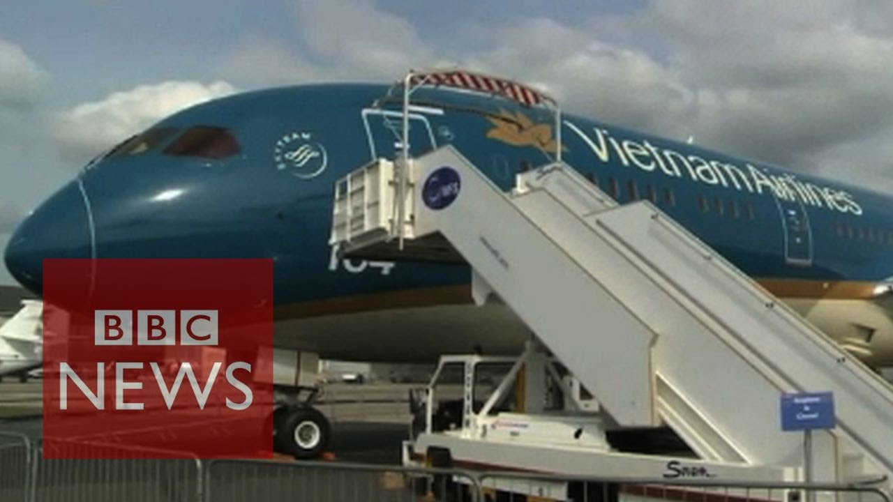 Airbus and Boeing compete at Paris Air Show - BBC News