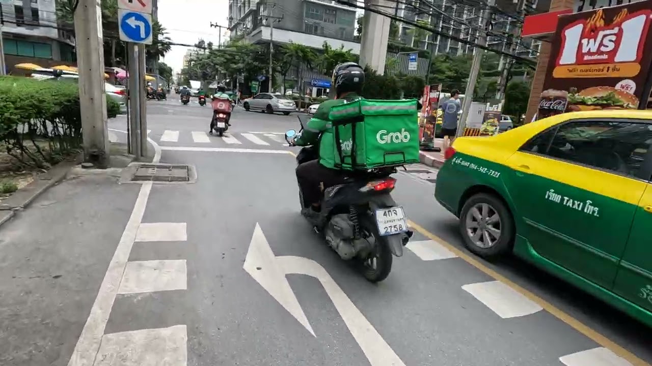 Walking from Cross Vibe Bangkok Hotel towards Centruy Plaza Mall at BTS On Nut. ( September 2022 )