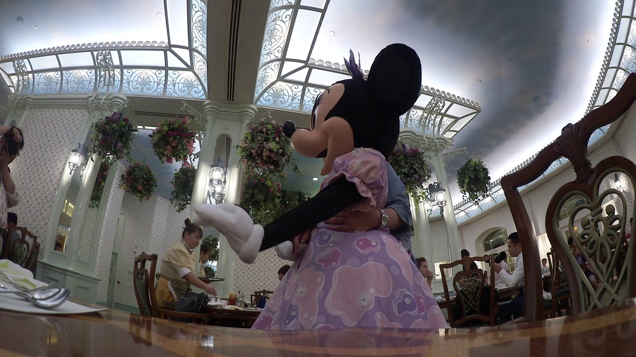 HKDL 15 May EG final goodbyes to Minnie and Duffy before headîng to the airport