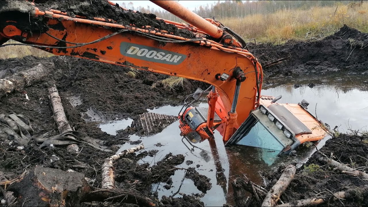 Excavator stuck in Deep mud 2020/ DOOSAN/ LIEBHERR 914 / Utopiona KOPARKA