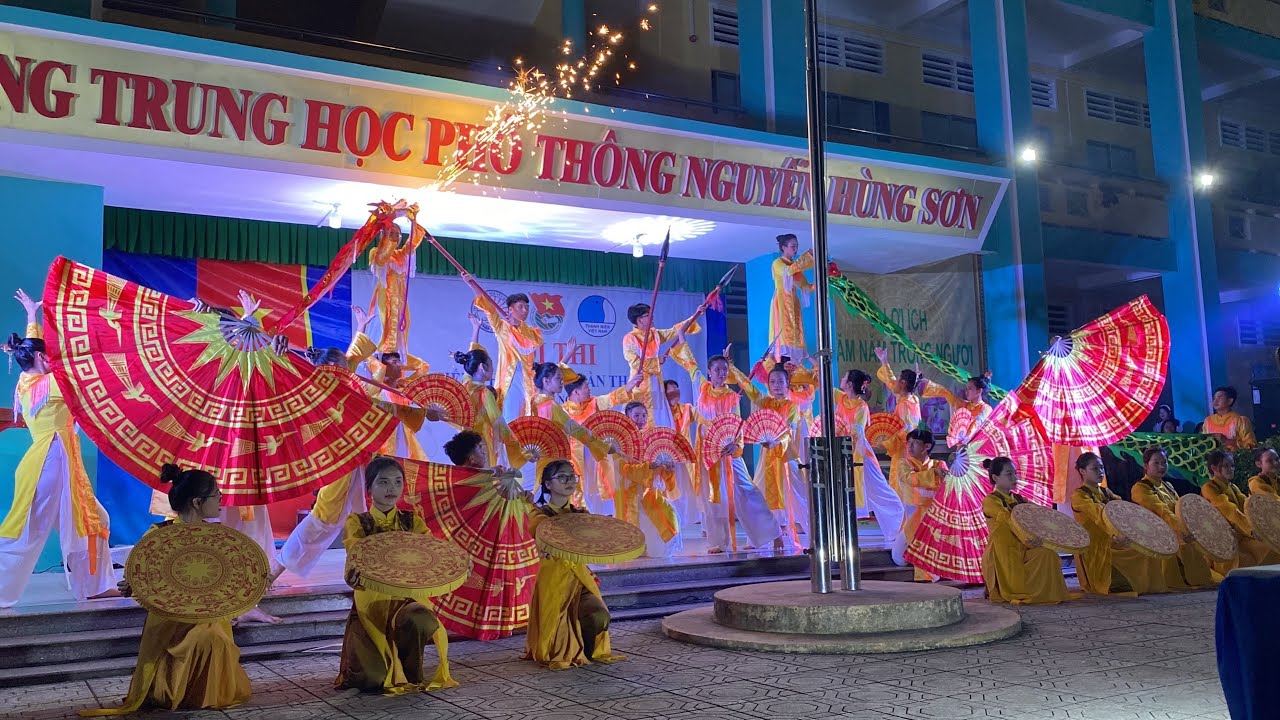 Tiết mục múa “ Tiếng trống hào Hùng” mừng 20/11 của Lớp 12A6 tại trường THPT Nguyễn Hùng Sơn