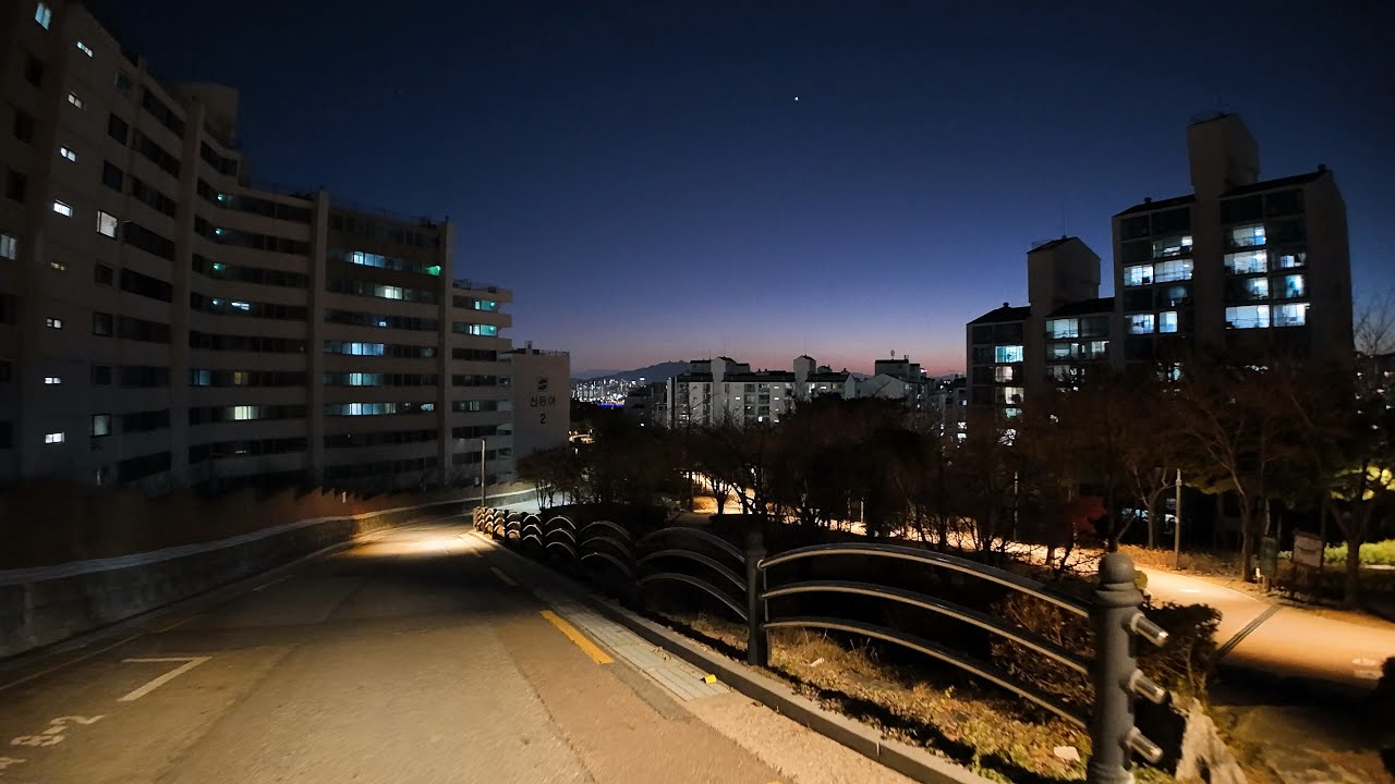 대현산 옆 산책로