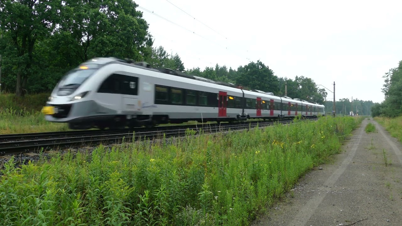 EN90-007 Impuls w deszczowym przelocie z pociągiem Regio 85202 do Bydgoszczy