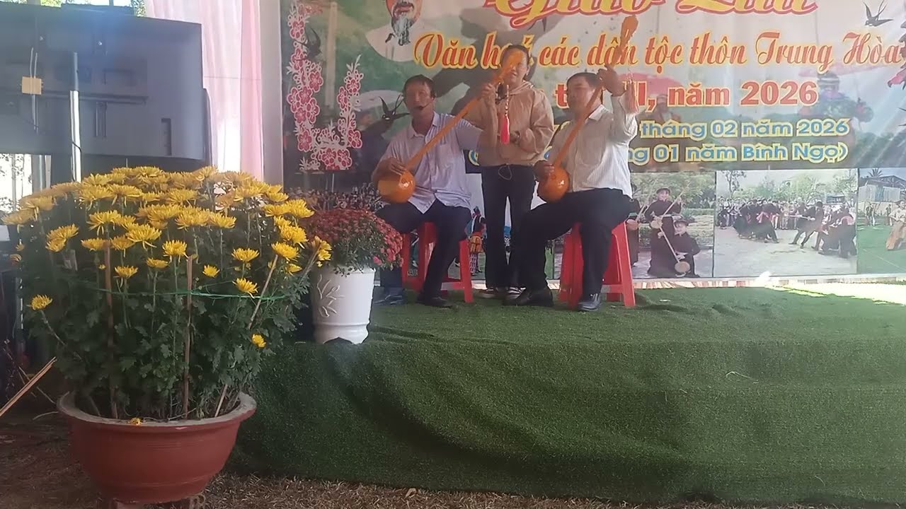 Hát giao lưu lễ hội trung hòa rất là hay