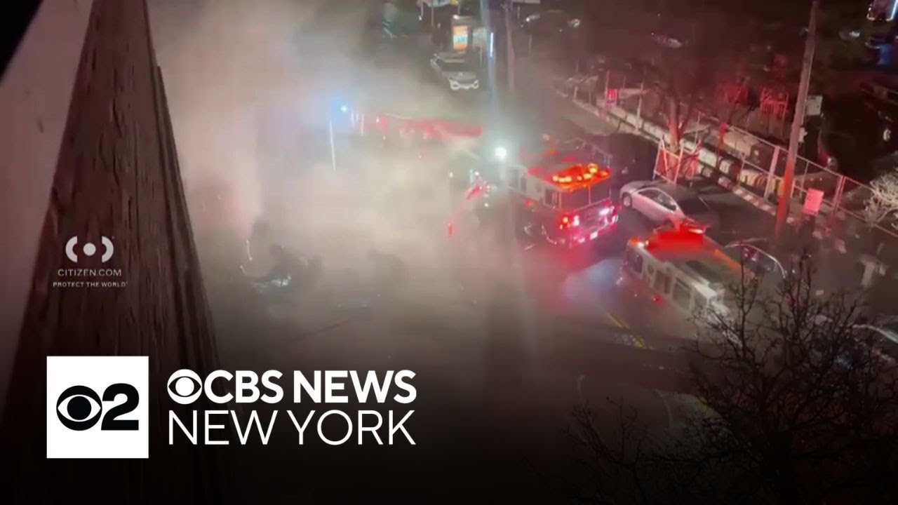 Restaurant fire in Queens under investigation after firefighter hurt
