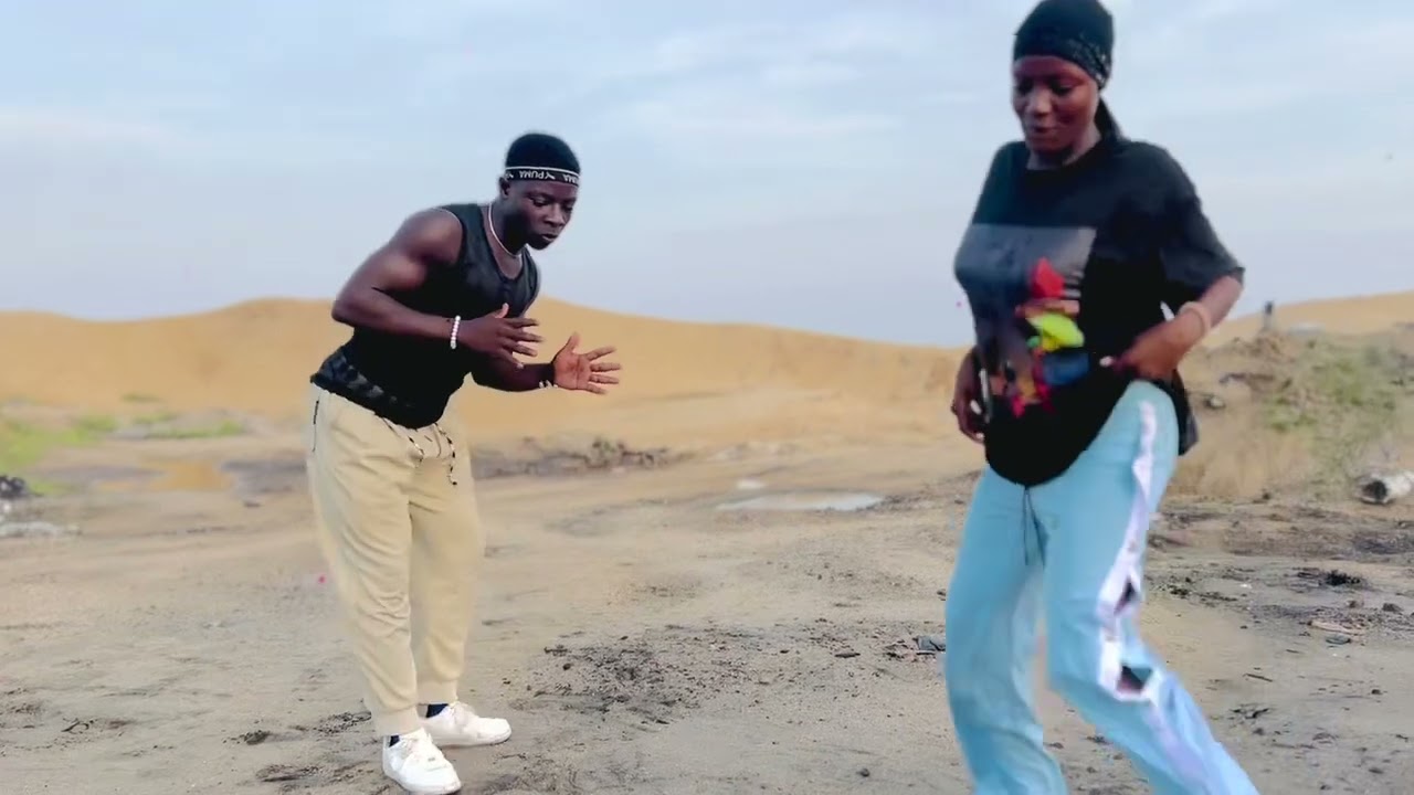 LA RACINE DU PEUPLE BAMOUR ( chorégraphie proposée par deux jeunes danseurs) 