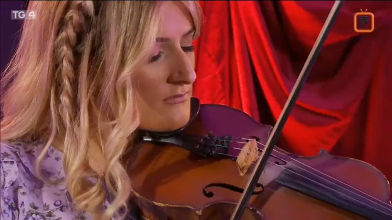 Doireann N&iacute; Ghlac&aacute;in & Sarah Flynn le John Flynn