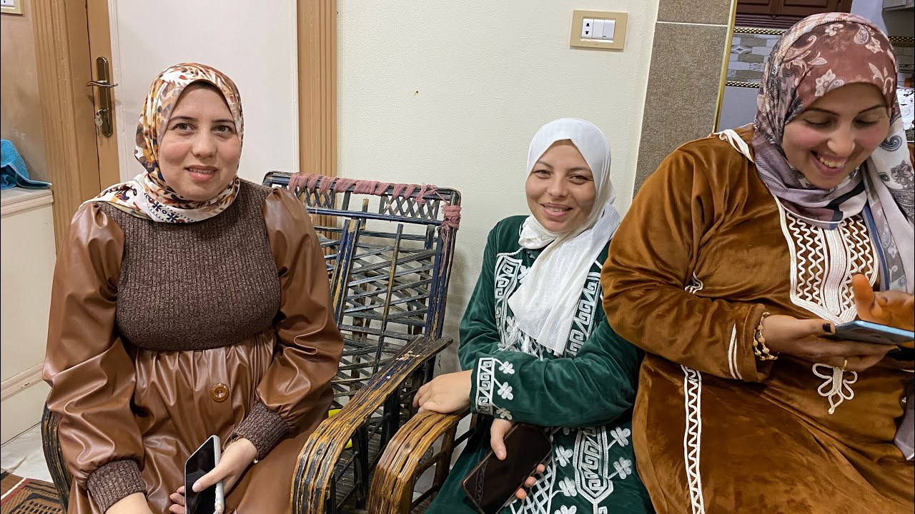 في الوقت الضايع فكرنا نجيب حجات الفرح ولمتنا في الحنه وجمعتنا الحلوه
