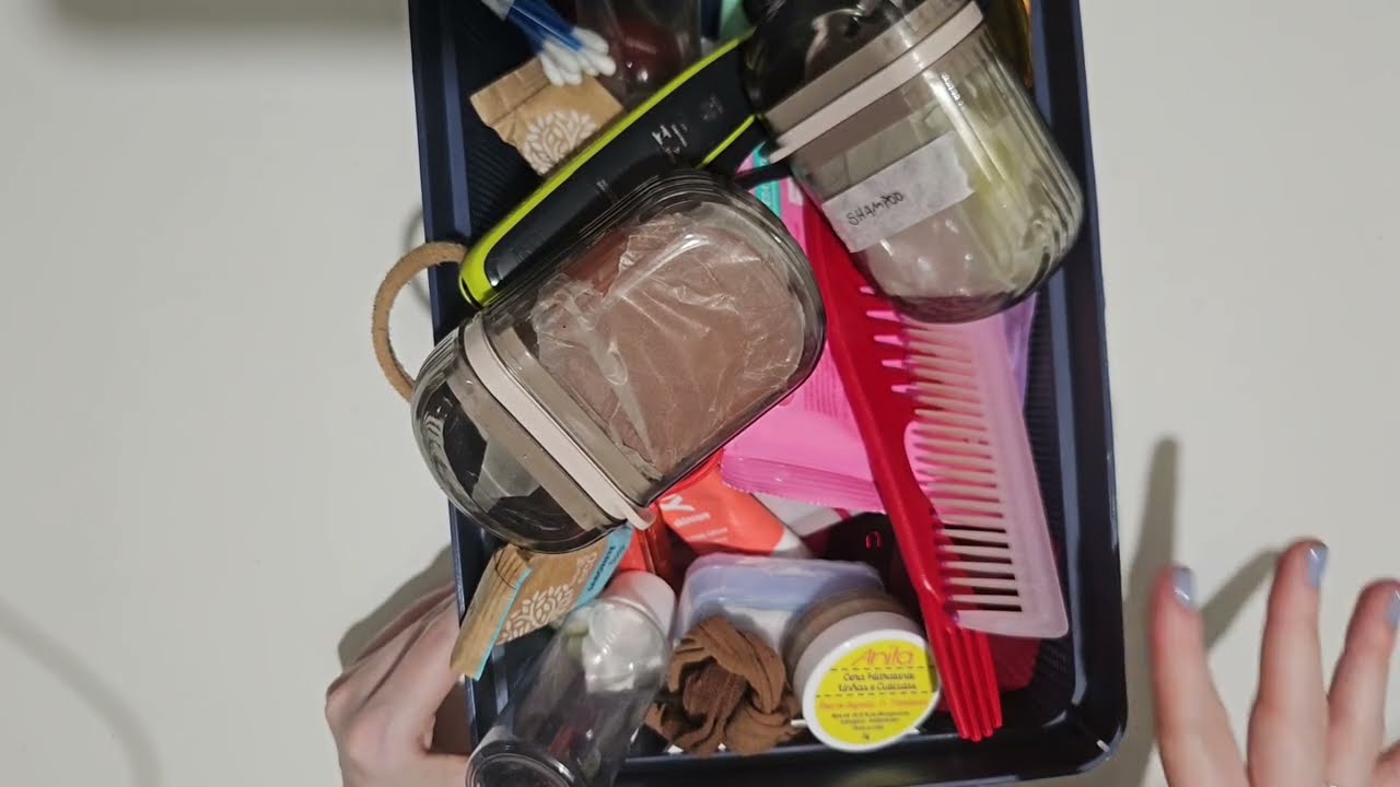 ASMR O que levo na minha nécessaire para viagem | Organização, tapping e sussurros