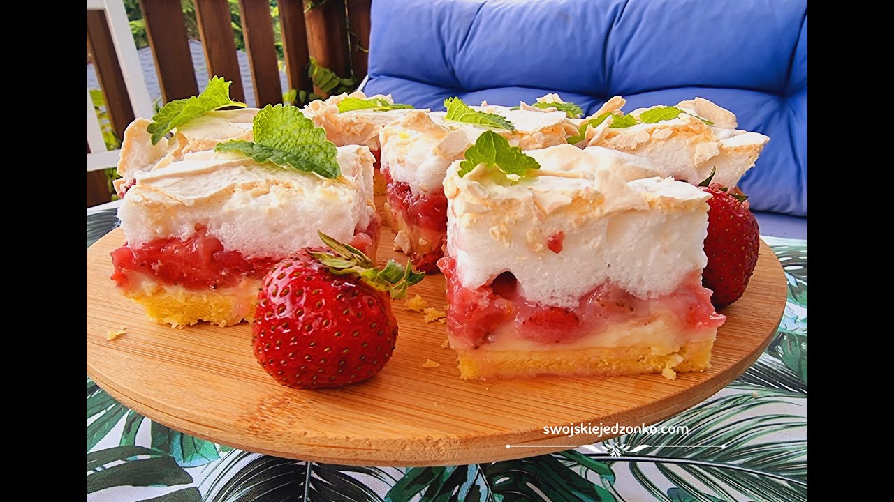 Ciasto z truskawkami, bezą i budyniem, coś pysznego do kawy #ciasto #truskawki #nadeser #lato