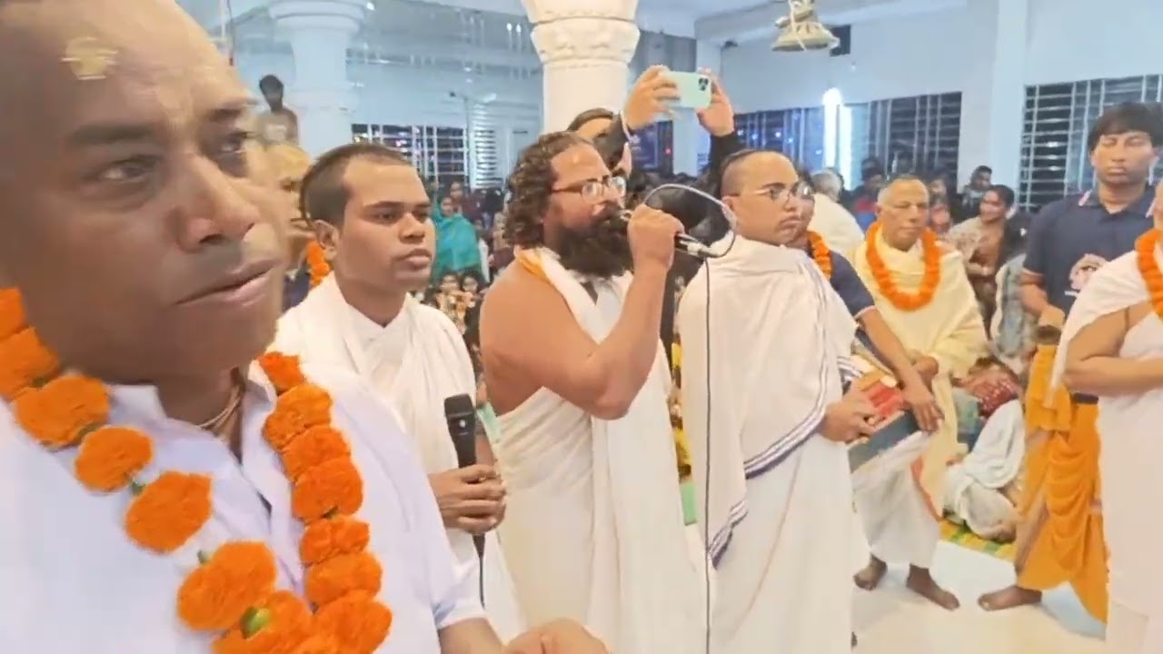 রংপুরে শ্রী শ্রী প্রভু জগদ্বন্ধু সুন্দরের মন্দিরে সন্ধ্যা আরতি করছেন শ্রীমৎ নিকুঞ্জ বন্ধু ব্রহ্মচারী