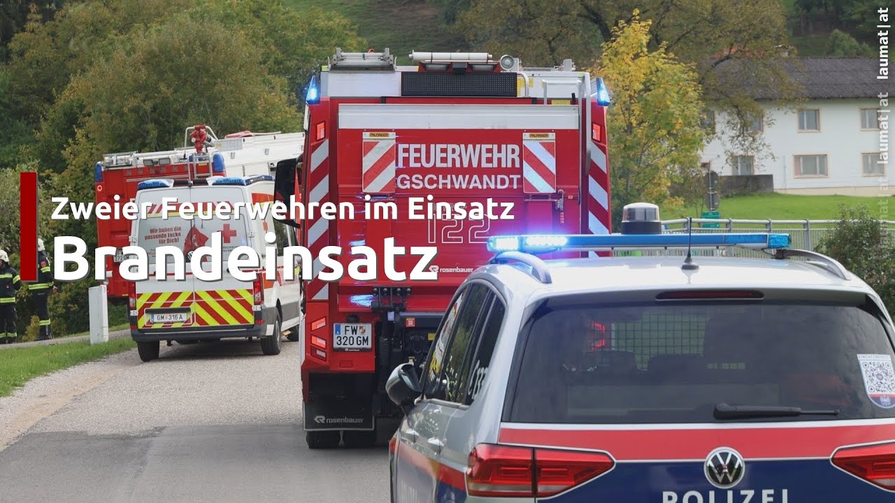 Einsatzkräfte zweier Feuerwehren bei Brandgeschehen in einem Wohnhaus in Gschwandt im Einsatz