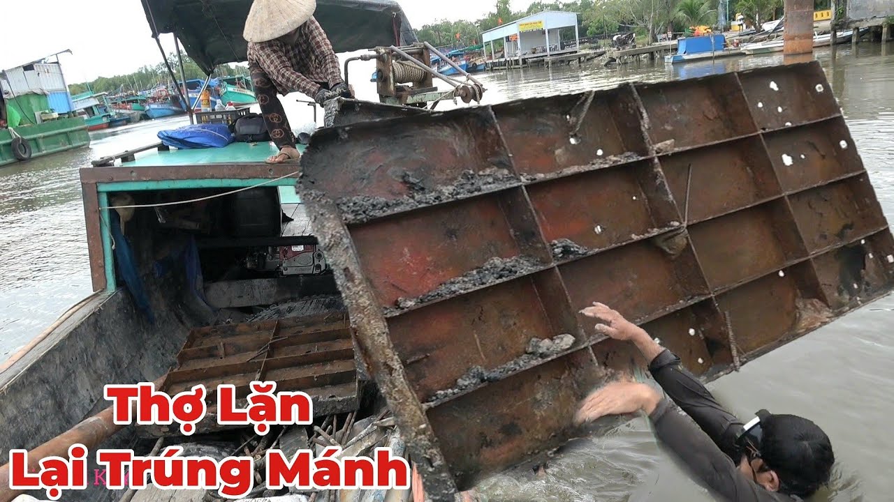 Thợ Lặn Mò Được Đóng Sắt Gần 500 Kg Ngây Chân Cầu Đang Xây. 
