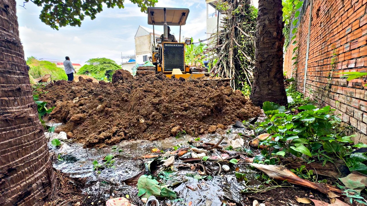 Amazing Start New Project!! Komat'su Dozer D20P Push Soil with 5ton Trucks