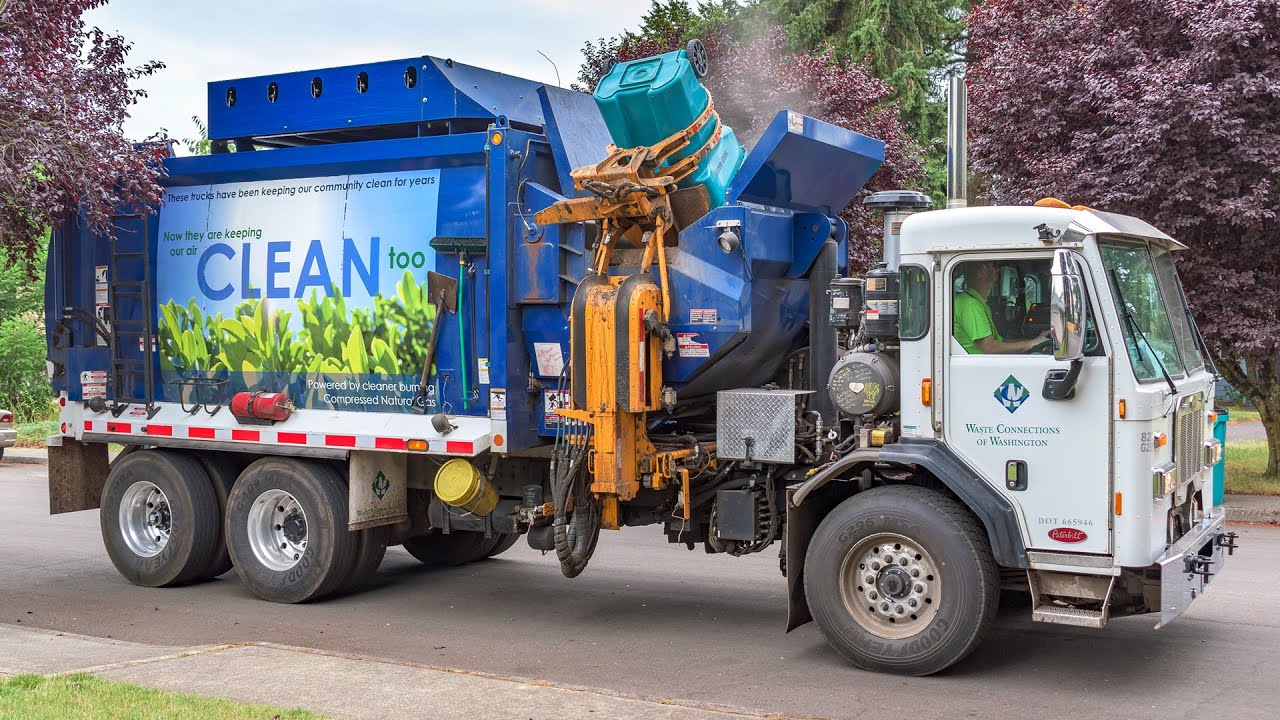 Peterbilt 320 - Labrie AlleyGator Right-Hand Garbage Truck