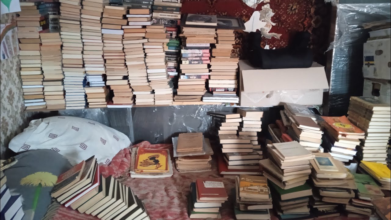 Ніде спати, книги геть на ліжку. Завалив повну хату книгами з макулатури. @Knyg_bai #барахолка