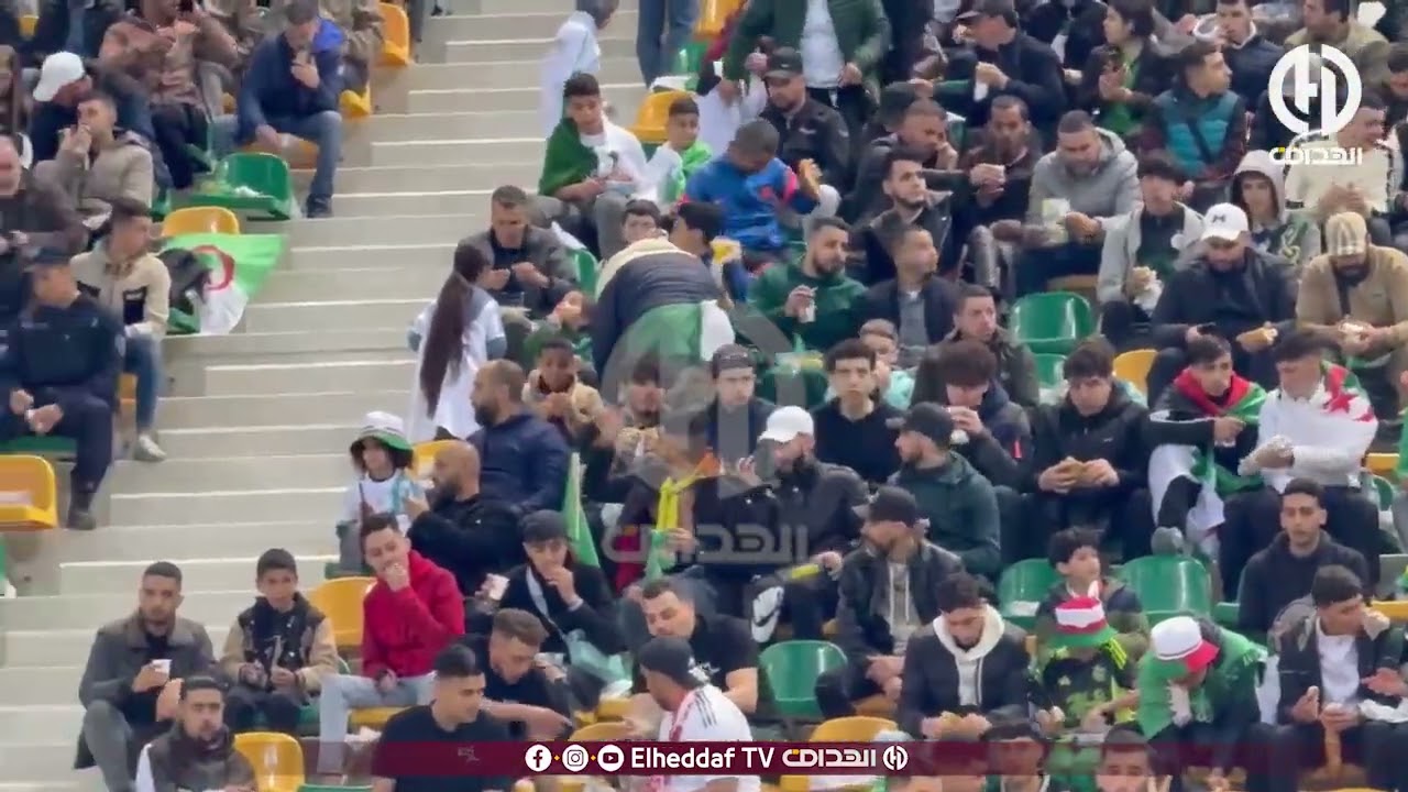 شـــاهــد ... إفطار الآلاف من أنصار المنتخب الوطني في مدرجات حسين آيت أحمد بـ تيزي وزو