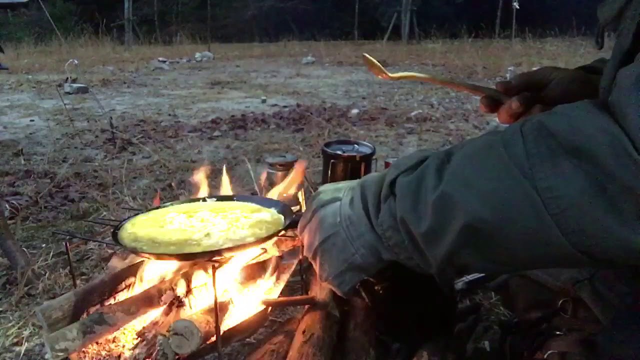 キャンプ飯 シーチキン入りスクランブルエッグと飯盒メシ