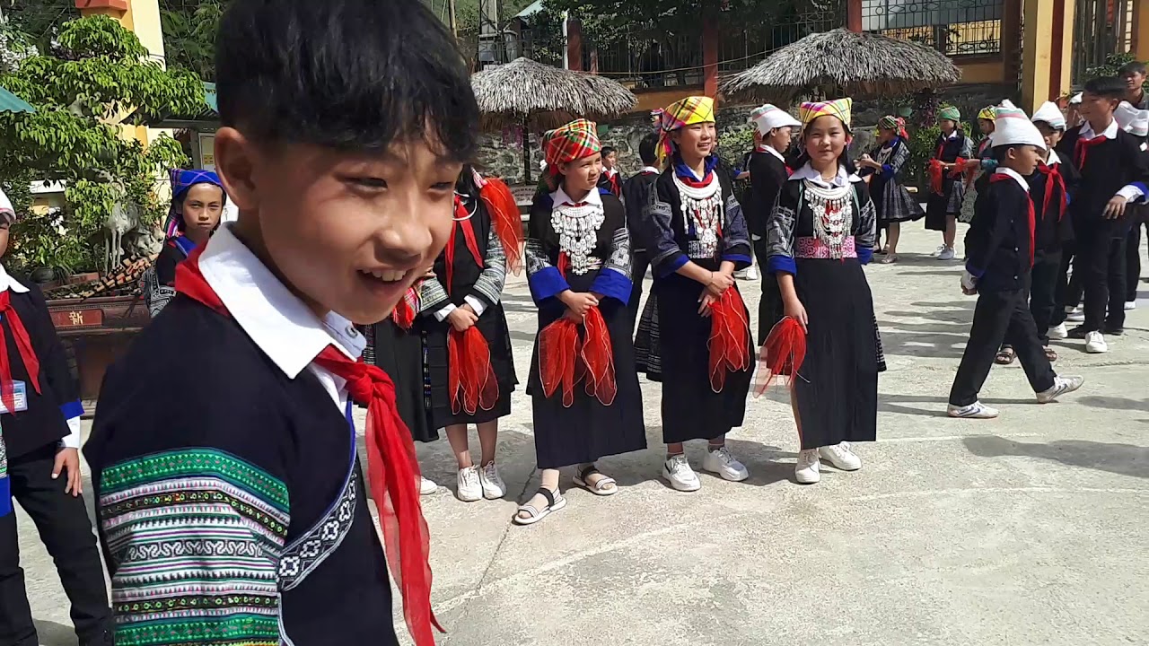 Các em HS nội trú THCS huyện Mù Cang Chải với hóa dân tộc Hmoob Mù Cang Chải,