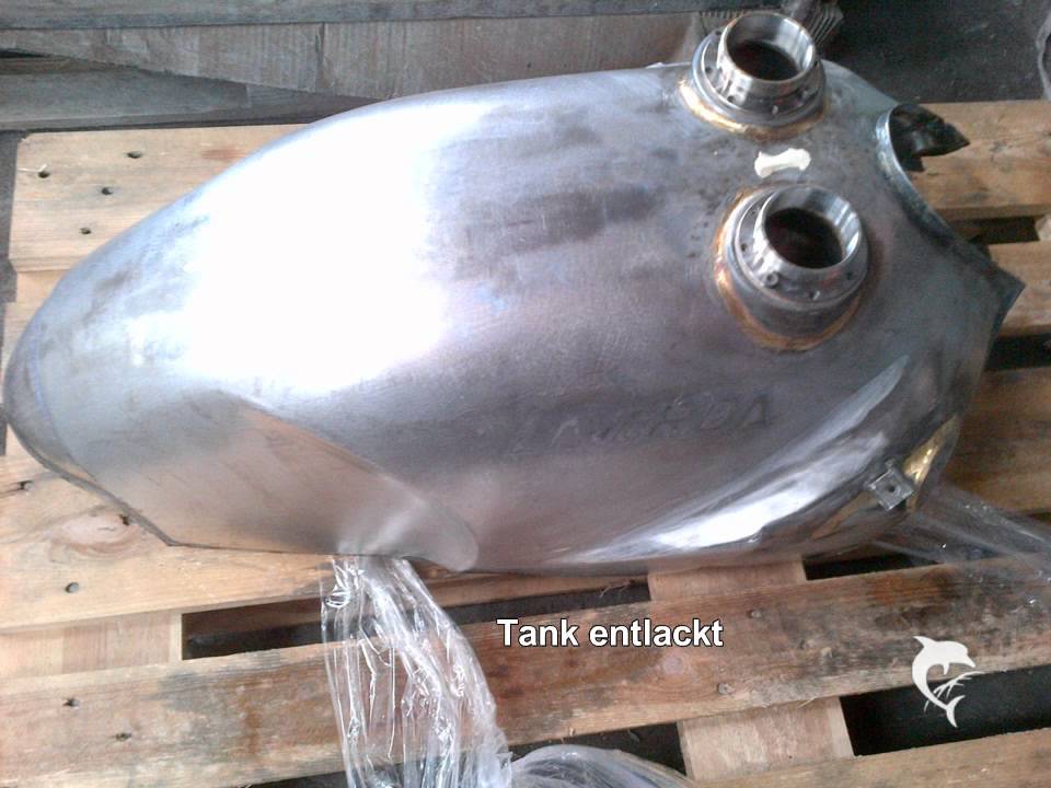 Motorradtank entlacken