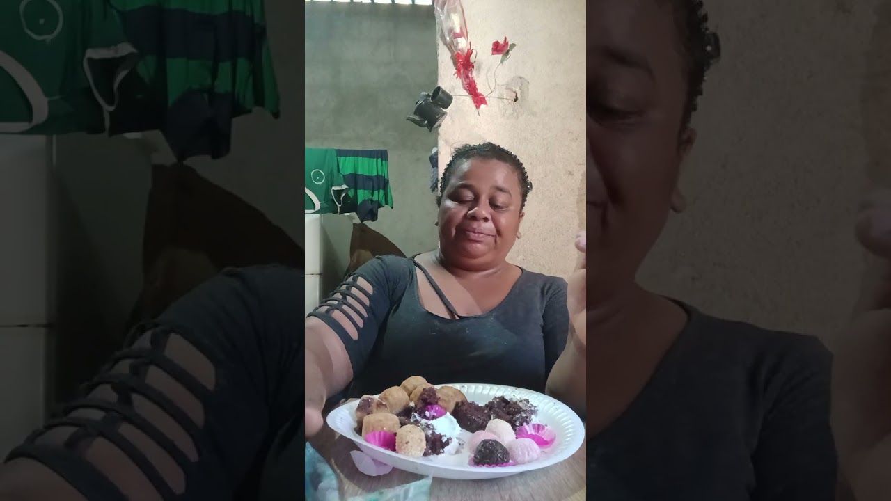Comendo os docinho  da festa. Se escreva no canal bgd. 
