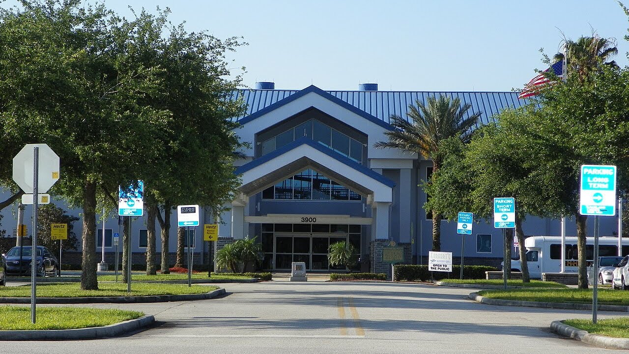 Lakeland (Linder) International Airport in Florida - Arriving at and Departing