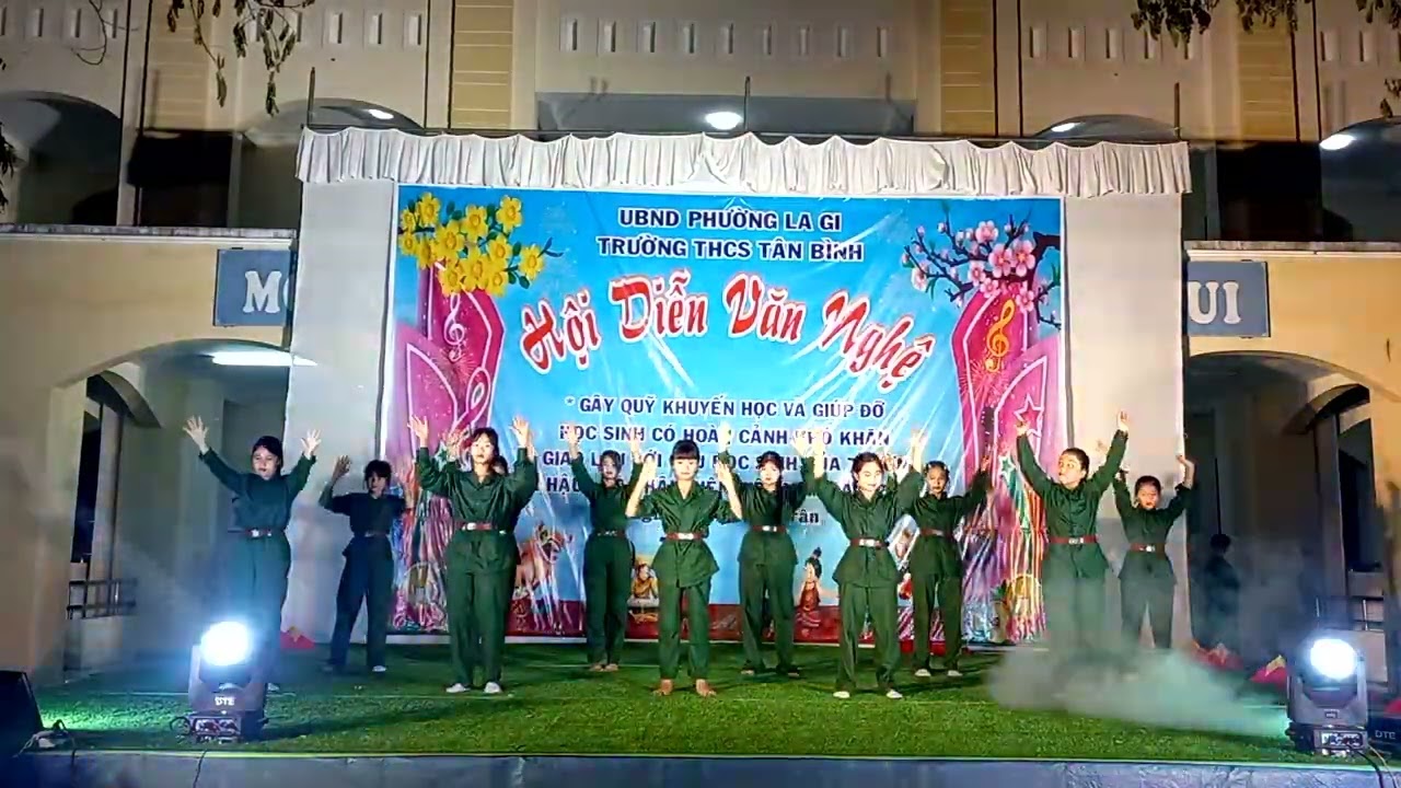 Cô gái mở đường do lớp 6C, trường THCS Tân Bình, Lâm Đồng tái hiện.