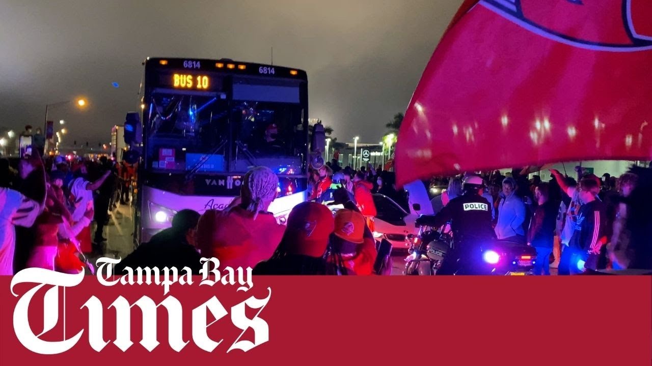 Bucs' fans surround Chiefs' team bus in Tampa