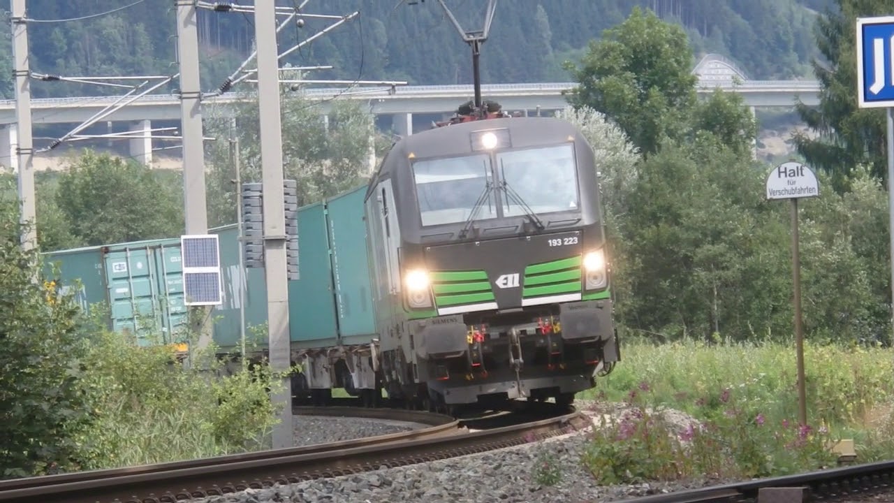 Wo sich Pyhrnbahn und Rudolfsbahn trennen, Züge in unverwechselbarer Landschaft