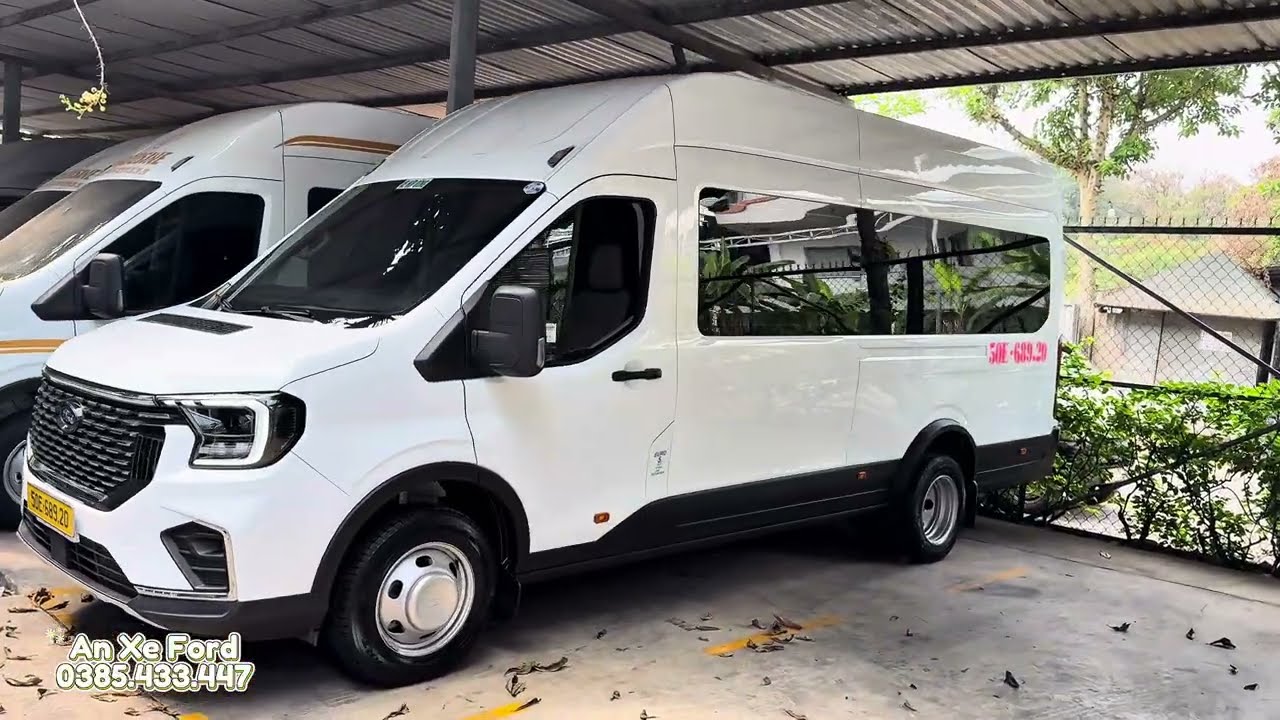 Transit premium 18 chổ đi lướt 6,2 nghìn km