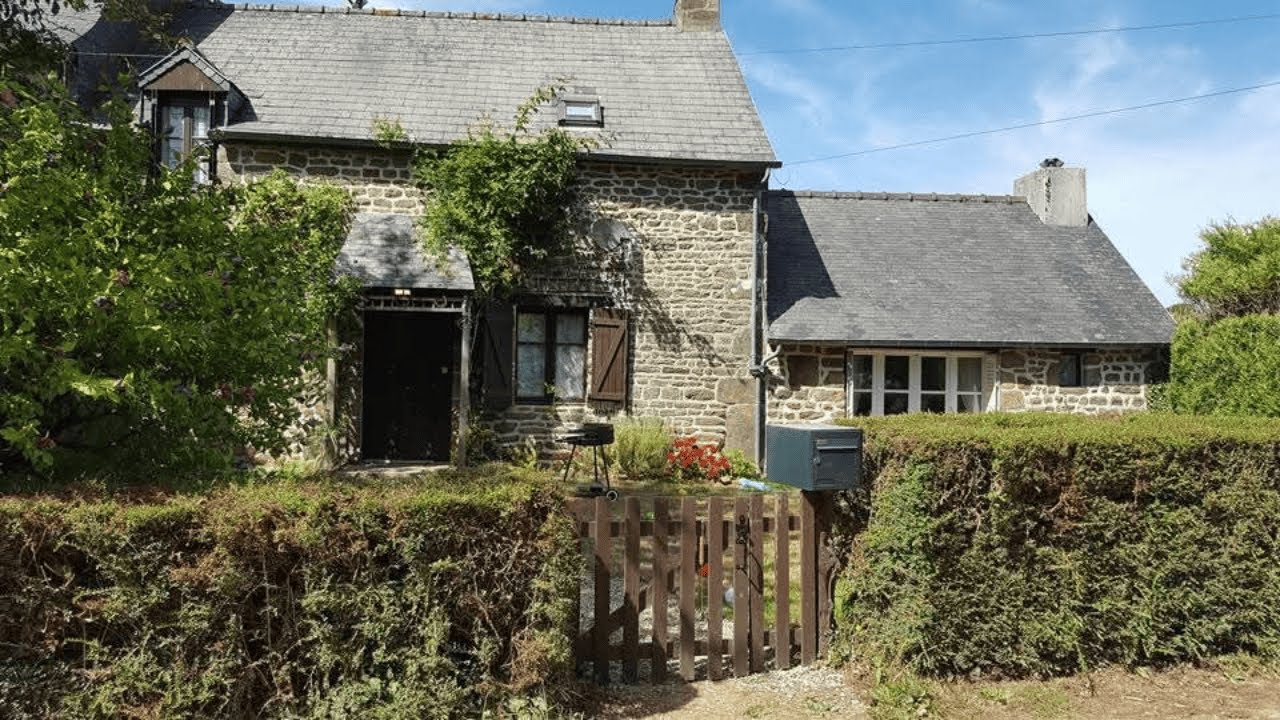 €64,700 Colombiers du Plessis, Mayenne: Dreamy holiday cottage with barn and garage in quiet hamlet