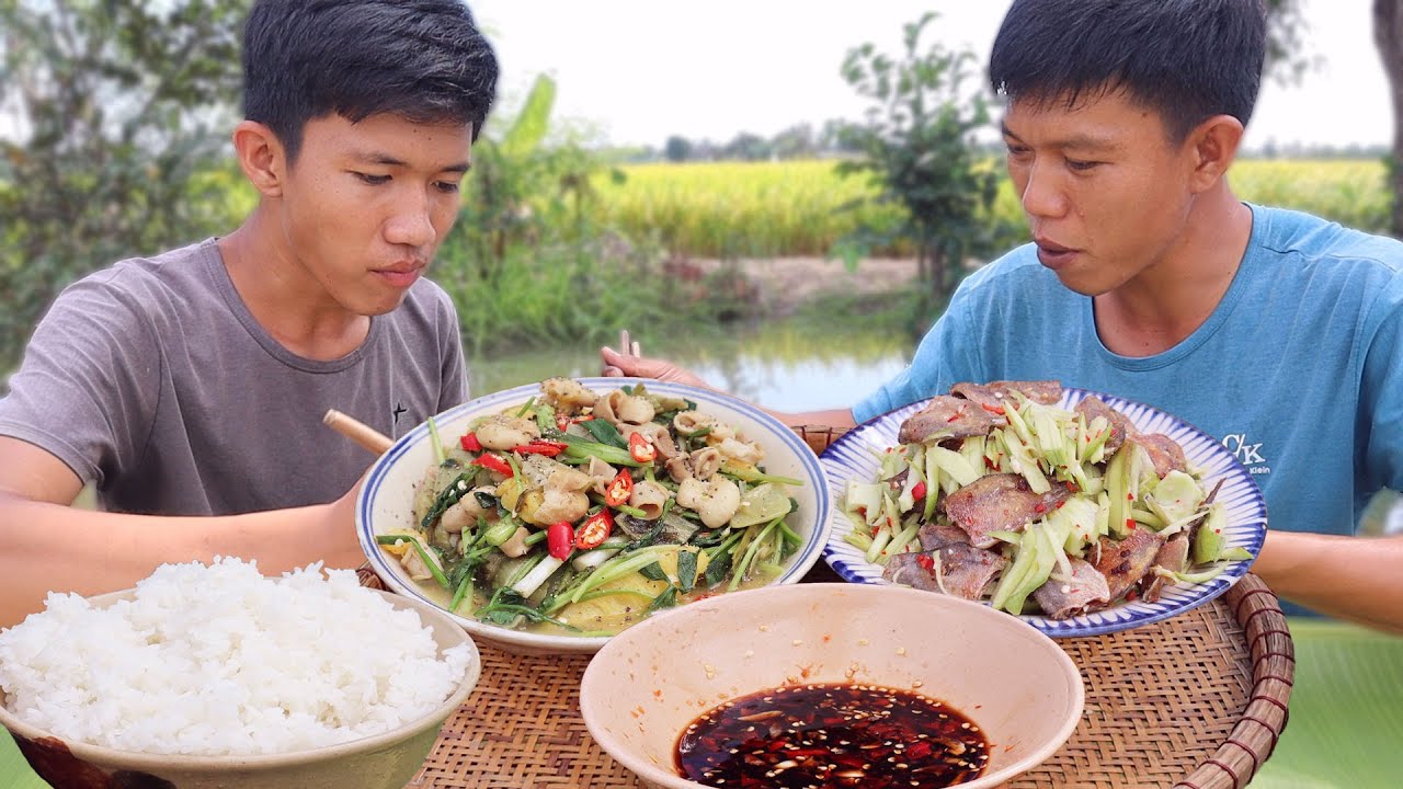 Ruột Heo Xào Cải Chua ● Bữa Cơm Ngon Ngoài Đồng | VTNam Vlog #39
