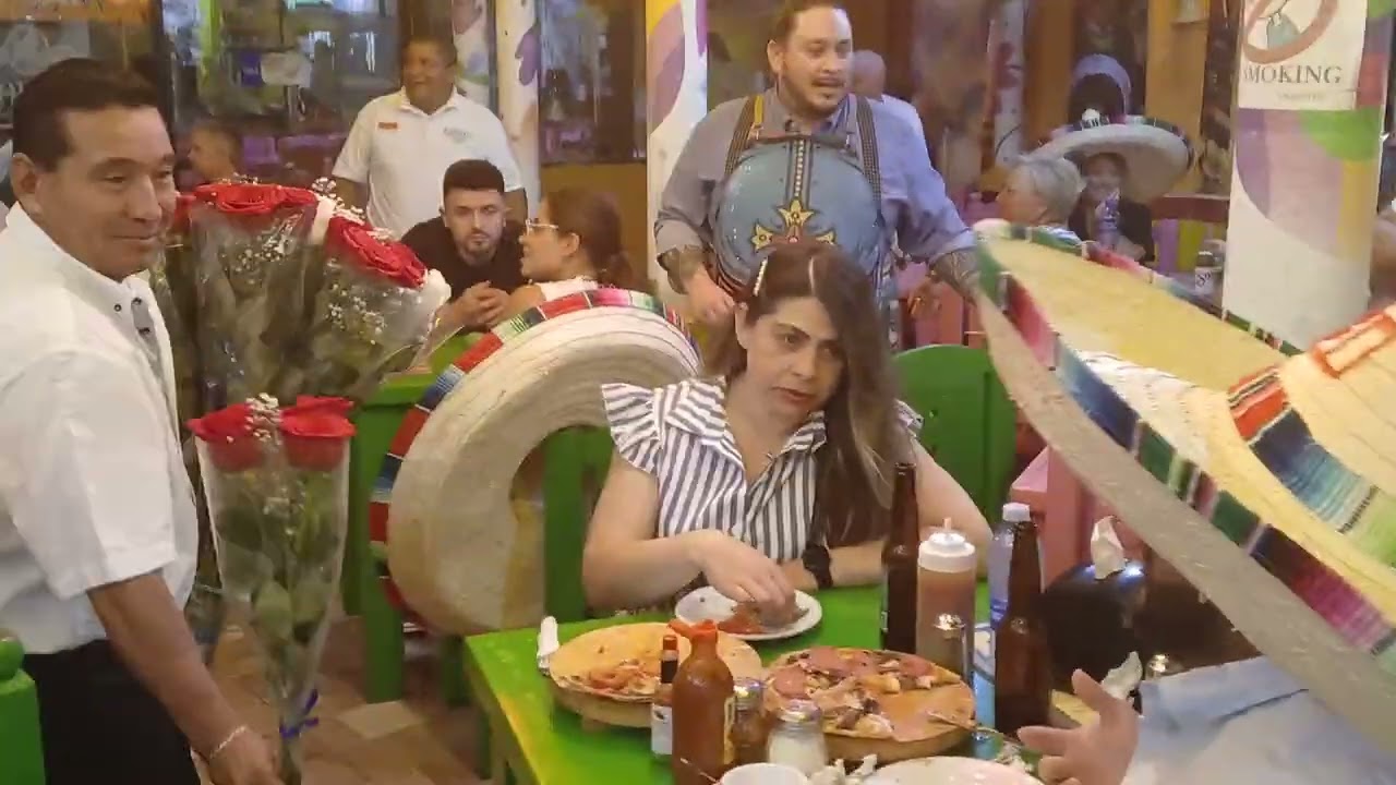 Oscar Robles joins a Playa Del Carmen restaurant band while waiting for his meal - ( Feb 2026 )