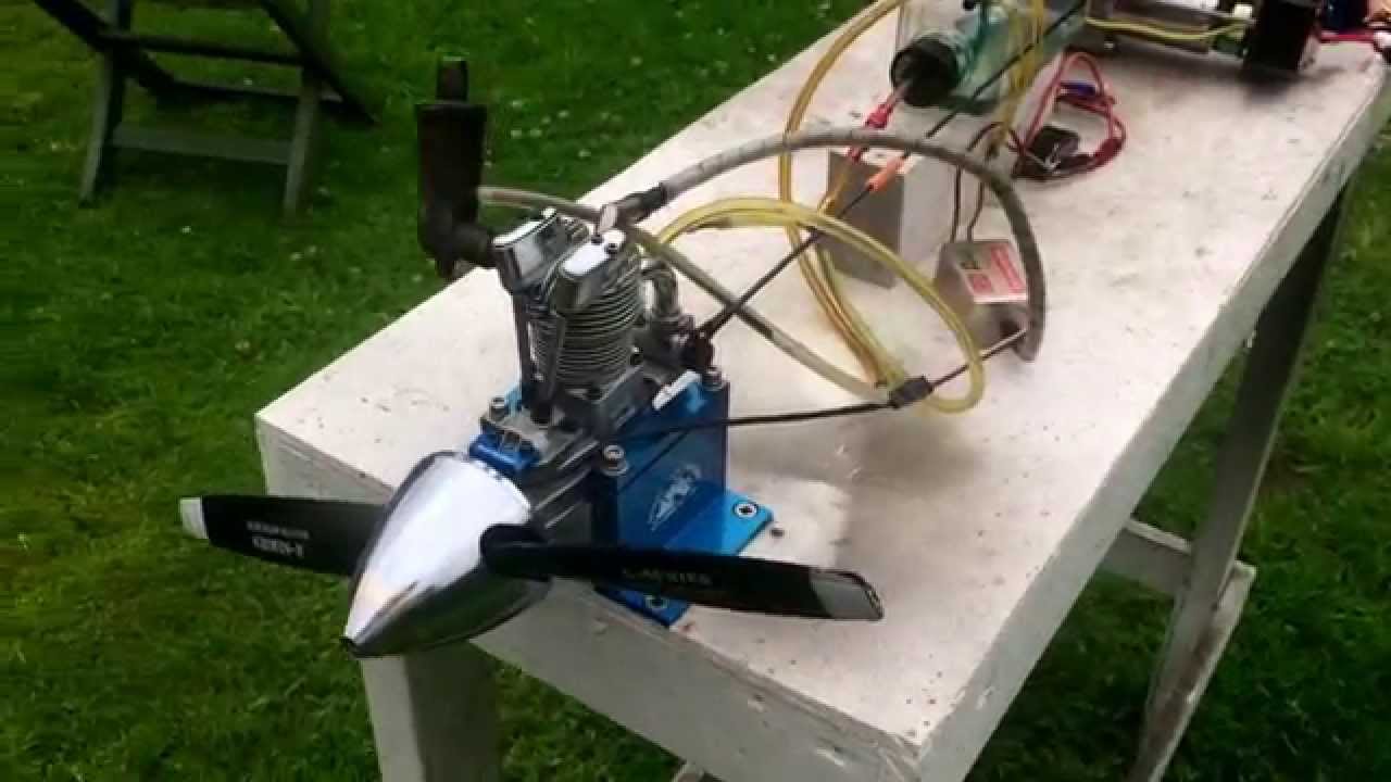 Переоборудованный двигатель Saito FA-100 CDI, работающий на бензине.