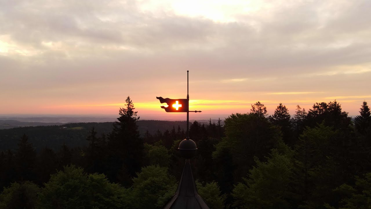 Faszinierender Sonnenaufgang vom Aussichtsturm Taubenberg