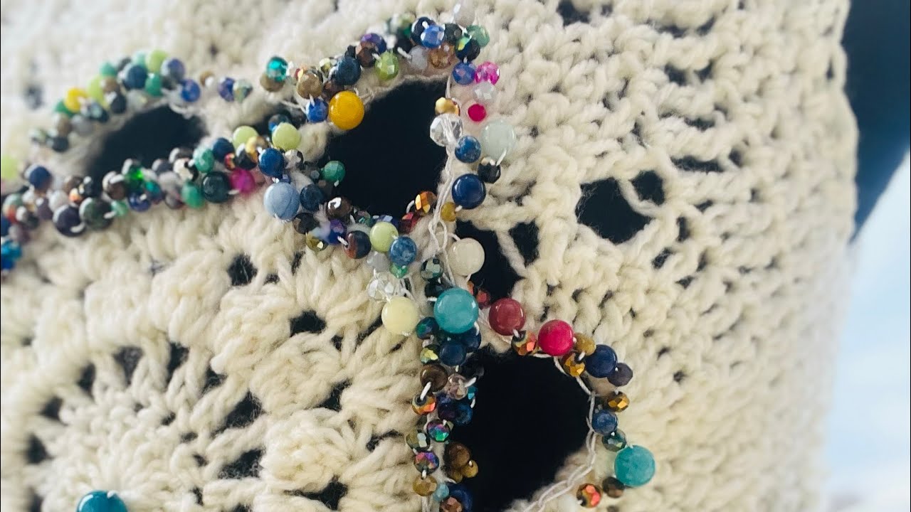 Créer avec 2 carrés un haut en crochet et ajouter des perles + astuce col rond