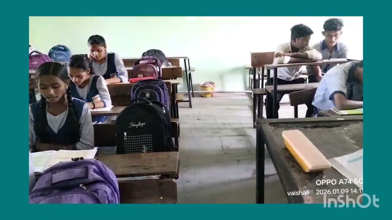 आठवी विद्यार्थी हिंदी कविता सादर करताना