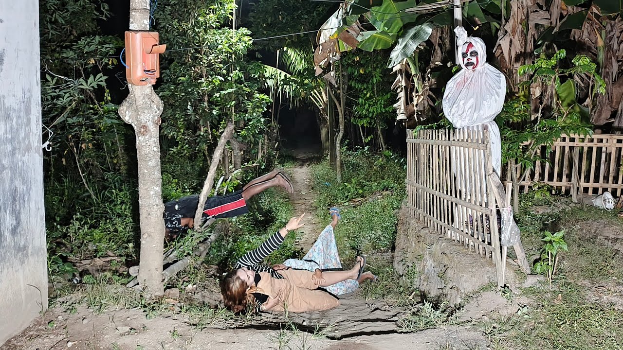 Kaget !!! Emak - Emak sampek guling || Prank Pocong Lucu Indonesia