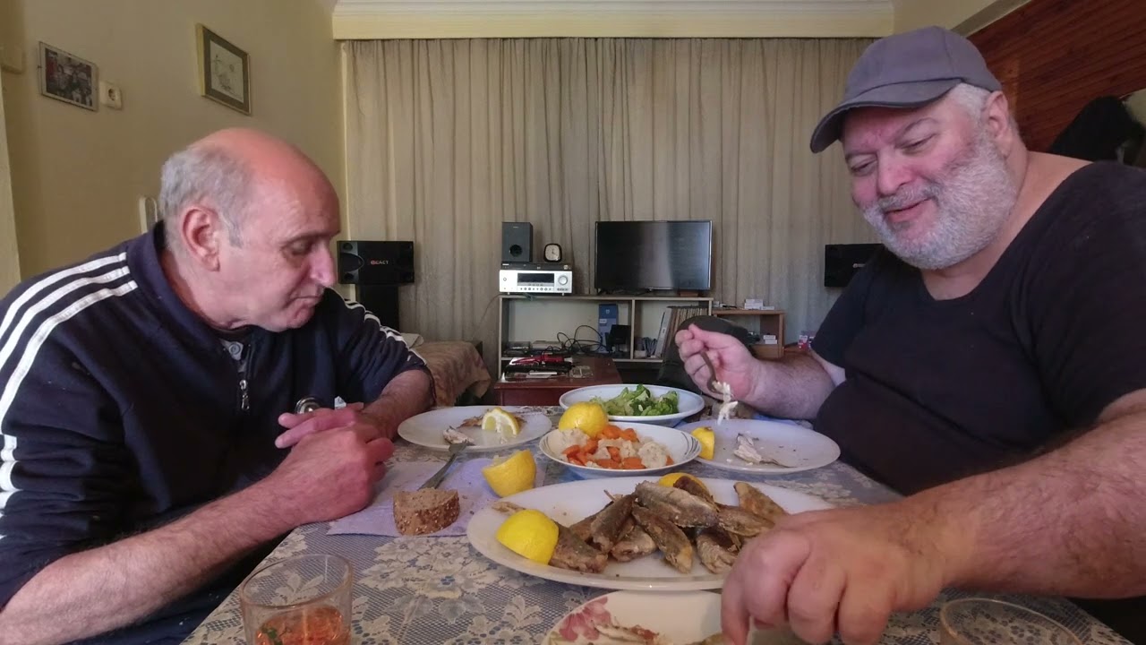 Τραπεζακι με ψαρακι και σαλατα εποχης