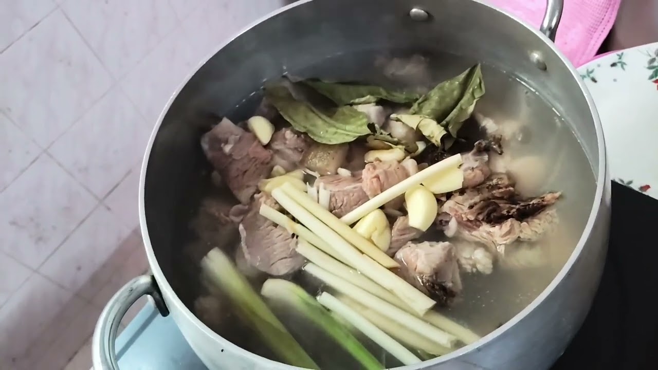 LAUK BABI HUTAN MAKAN TENGAHARI